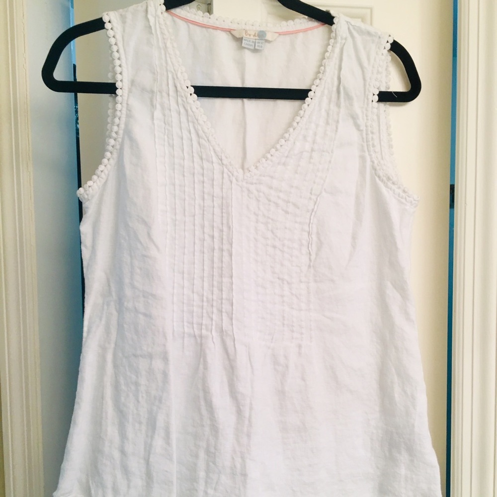 Linen top with adorable detailing!